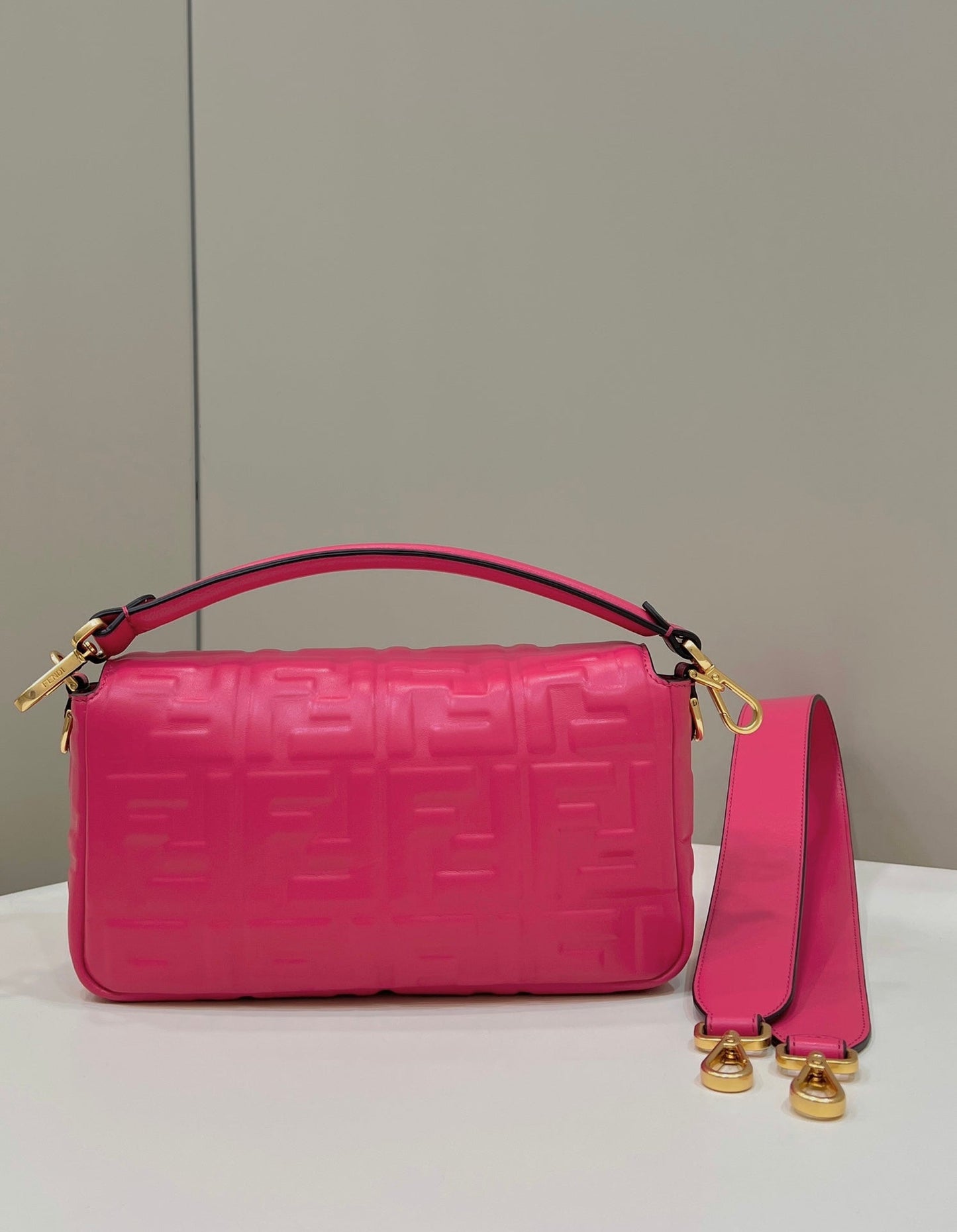 BAGUETTE À MOTIF FF 27 EN CUIR D'AGNEAU SOUPLE ROSE CERISE, QUINCAILLERIE DORÉ