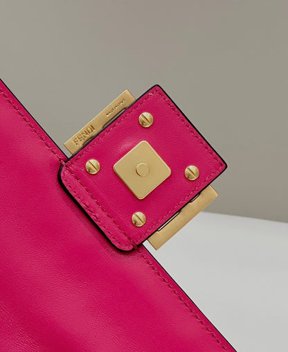 BAGUETTE À MOTIF FF 27 EN CUIR D'AGNEAU SOUPLE ROSE CERISE, QUINCAILLERIE DORÉ