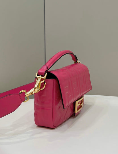 BAGUETTE À MOTIF FF 27 EN CUIR D'AGNEAU SOUPLE ROSE CERISE, QUINCAILLERIE DORÉ