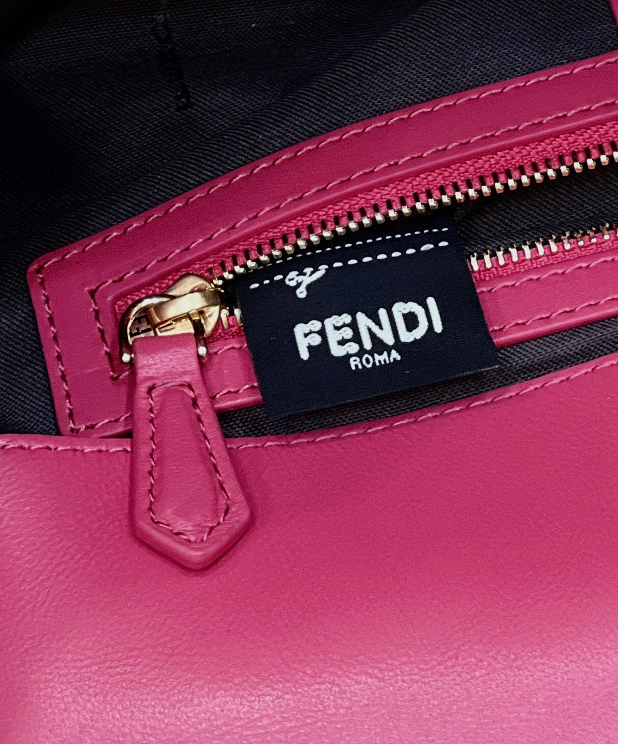 BAGUETTE À MOTIF FF 27 EN CUIR D'AGNEAU SOUPLE ROSE CERISE, QUINCAILLERIE DORÉ