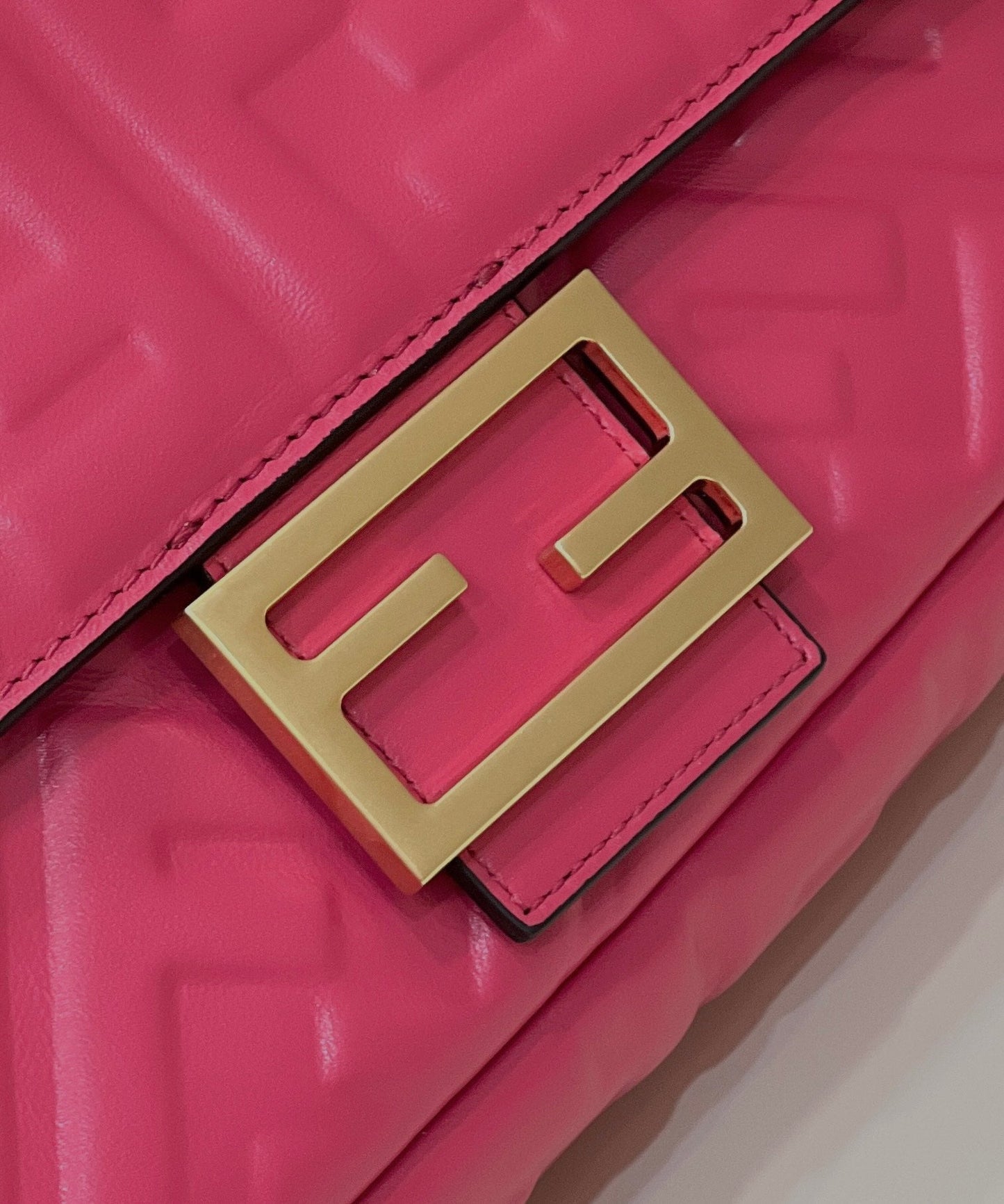 BAGUETTE À MOTIF FF 27 EN CUIR D'AGNEAU SOUPLE ROSE CERISE, QUINCAILLERIE DORÉ
