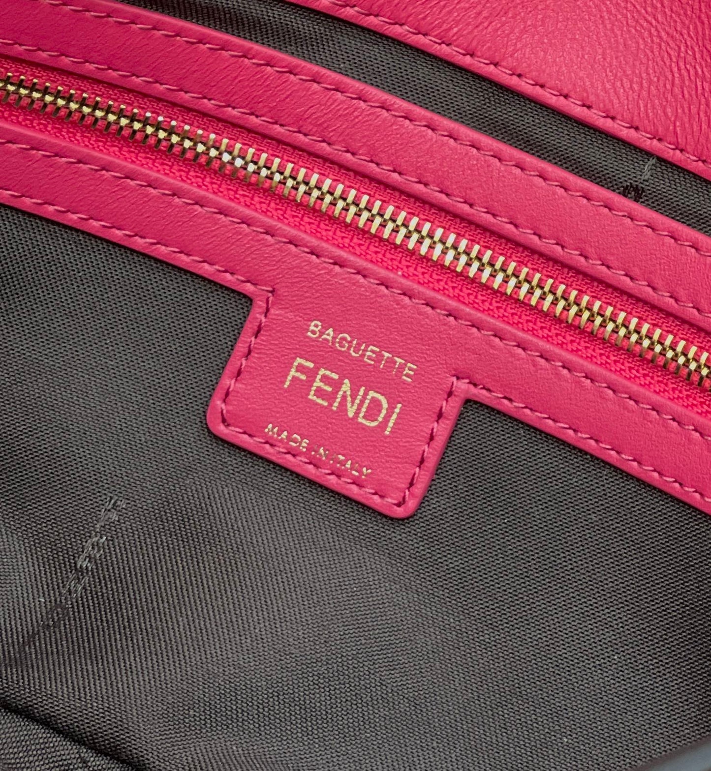 BAGUETTE À MOTIF FF 27 EN CUIR D'AGNEAU SOUPLE ROSE CERISE, QUINCAILLERIE DORÉ