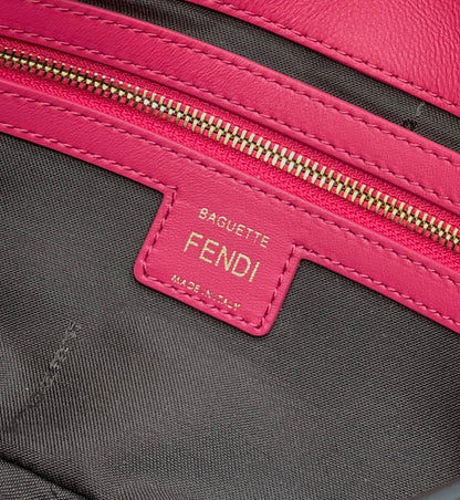 BAGUETTE À MOTIF FF 27 EN CUIR D'AGNEAU SOUPLE ROSE CERISE, QUINCAILLERIE DORÉ