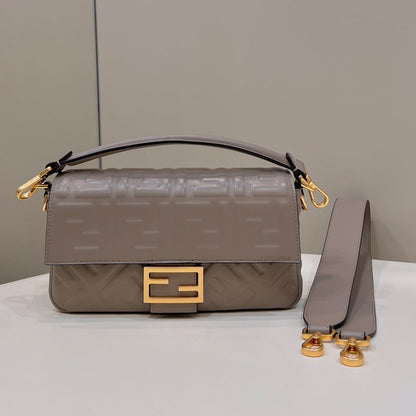Baguette 27 cm en cuir d'agneau gris tourterelle, accessoires dorés