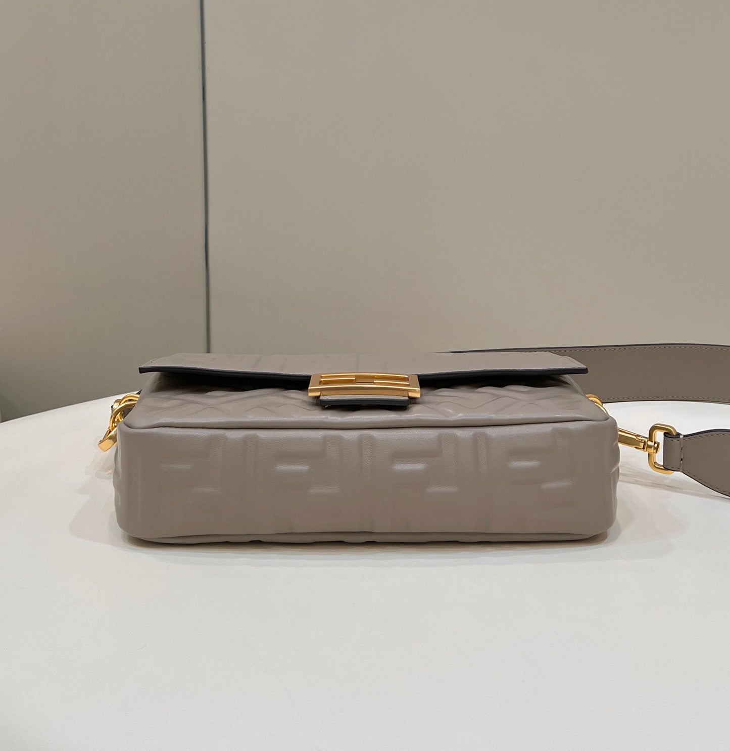 Baguette 27 cm en cuir d'agneau gris tourterelle, accessoires dorés