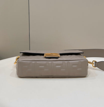 Baguette 27 cm en cuir d'agneau gris tourterelle, accessoires dorés