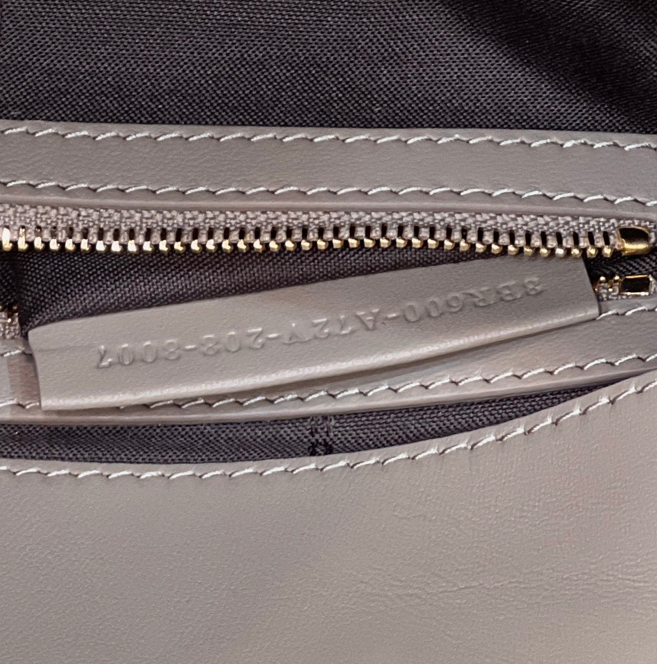 Baguette 27 cm en cuir d'agneau gris tourterelle, accessoires dorés