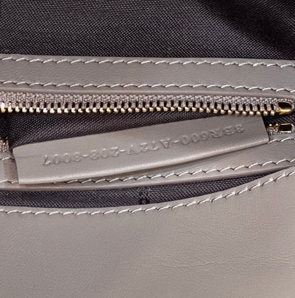 Baguette 27 cm en cuir d'agneau gris tourterelle, accessoires dorés