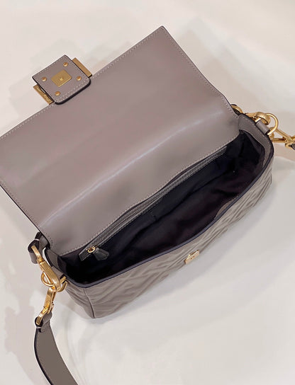 Baguette 27 cm en cuir d'agneau gris tourterelle, accessoires dorés