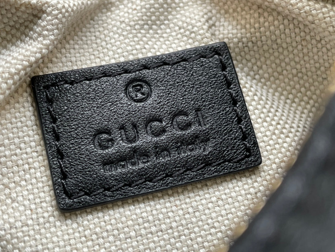 Petit sac bandoulière GG Attache 23 en cuir de veau noir