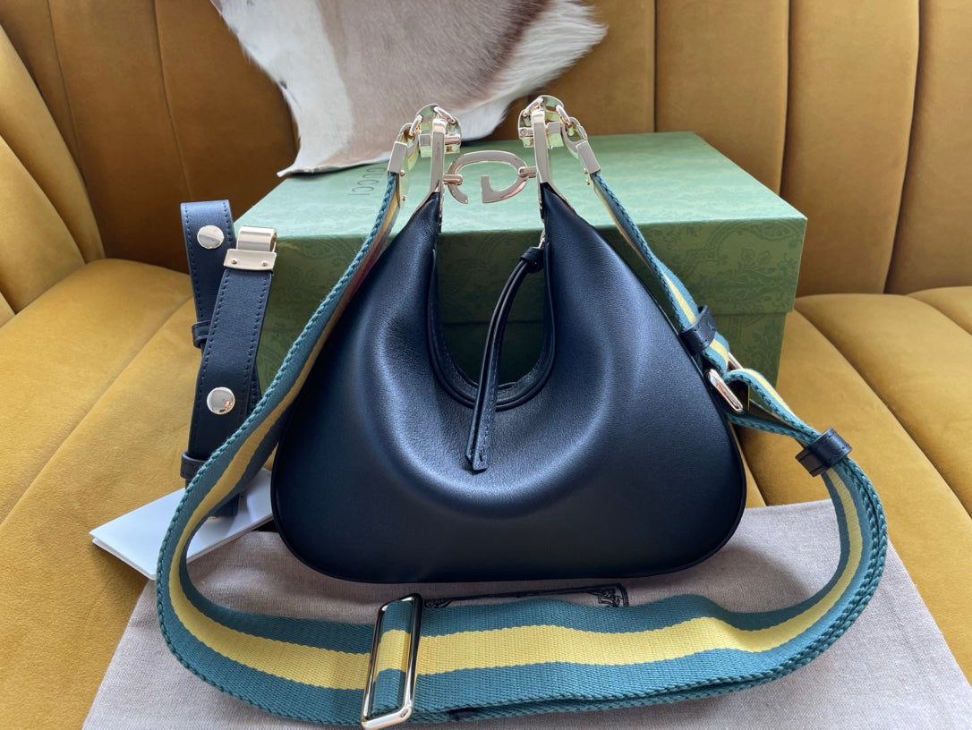 Petit sac bandoulière GG Attache 23 en cuir de veau noir