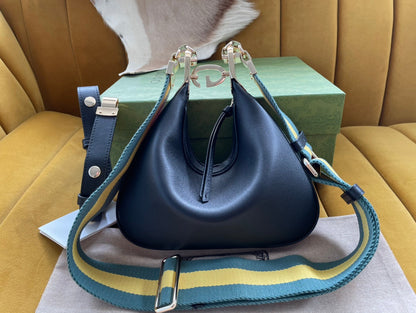 Petit sac bandoulière GG Attache 23 en cuir de veau noir