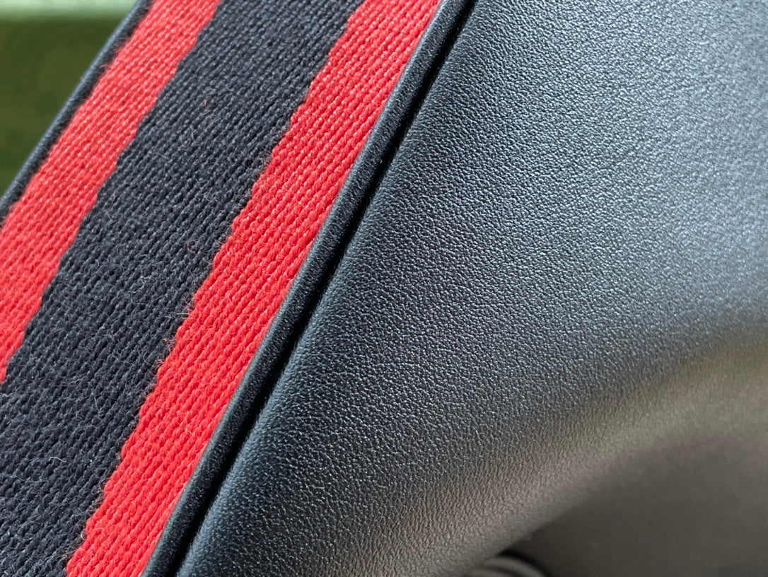 Petit sac bandoulière GG Attache 23 en cuir de veau noir