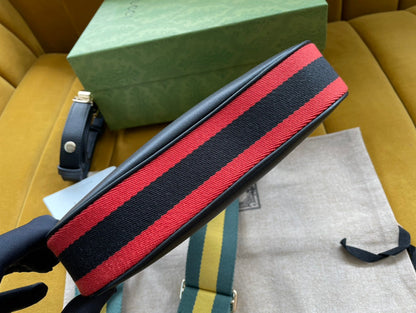 Petit sac bandoulière GG Attache 23 en cuir de veau noir
