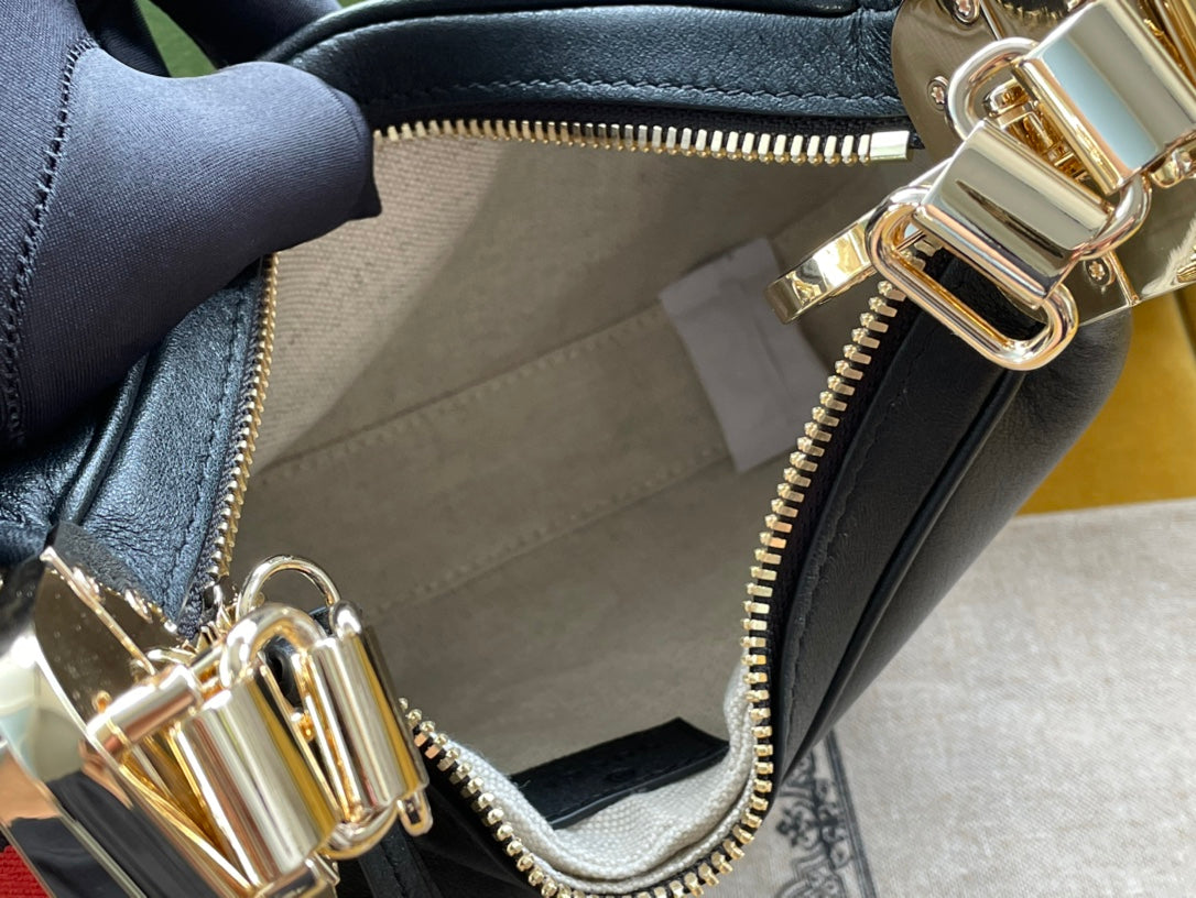 Petit sac bandoulière GG Attache 23 en cuir de veau noir