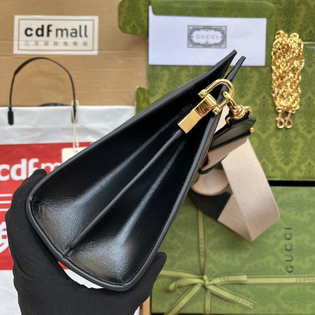 SAC À BANDOULIÈRE MATELASSÉ 32 EN CUIR DE VEAU GAUFRÉ NOIR, QUINCAILLERIE DORÉ