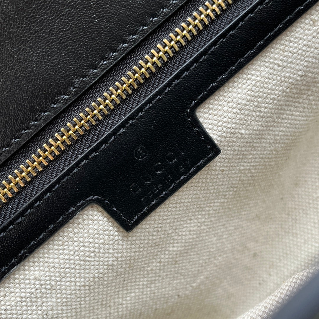 SAC À BANDOULIÈRE MATELASSÉ 32 EN CUIR DE VEAU GAUFRÉ NOIR, QUINCAILLERIE DORÉ