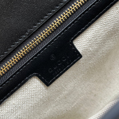 SAC À BANDOULIÈRE MATELASSÉ 32 EN CUIR DE VEAU GAUFRÉ NOIR, QUINCAILLERIE DORÉ