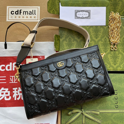 SAC À BANDOULIÈRE MATELASSÉ 32 EN CUIR DE VEAU GAUFRÉ NOIR, QUINCAILLERIE DORÉ