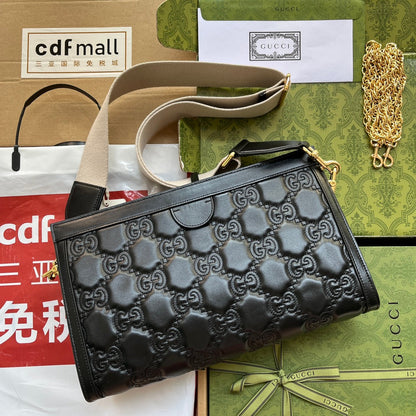 SAC À BANDOULIÈRE MATELASSÉ 32 EN CUIR DE VEAU GAUFRÉ NOIR, QUINCAILLERIE DORÉ