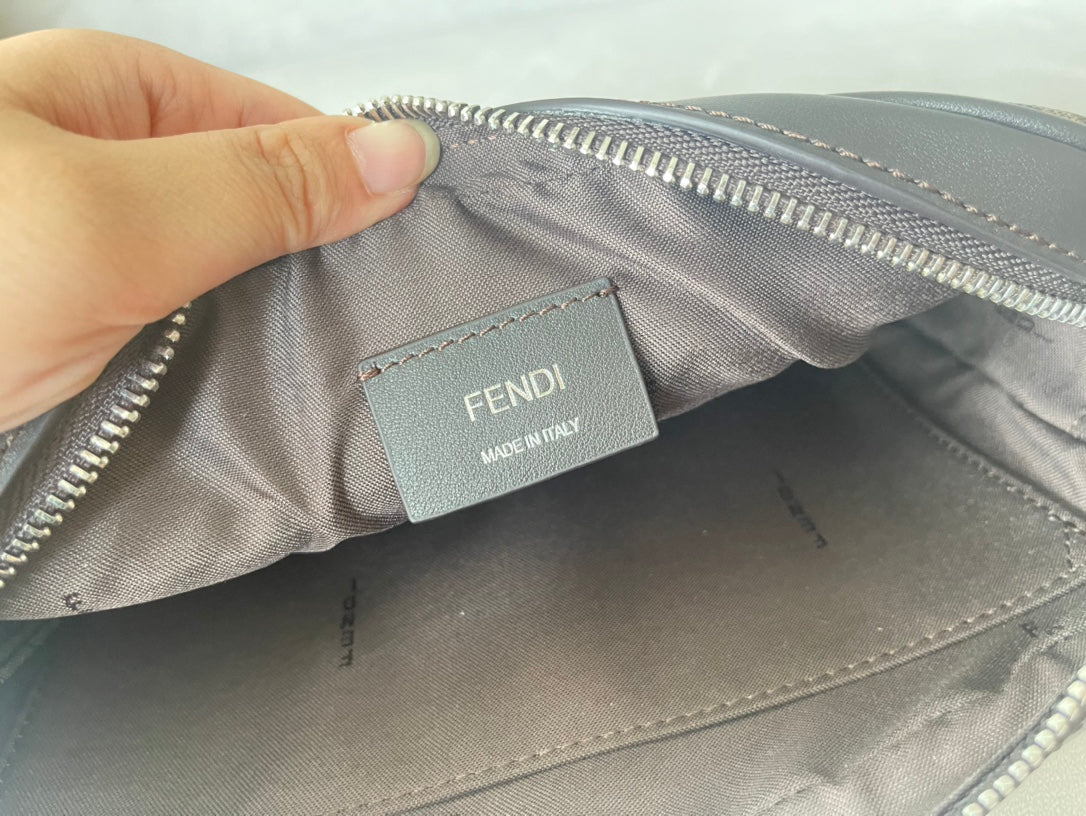 フェンディ ローマ 22 クラッチバッグ チョコレートブラウン FFカーフスキン シルバー金具 ゴールドロゴ