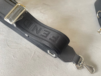 フェンディ ローマ 22 クラッチバッグ ダークグレー FFカーフスキン シルバー金具 ホワイトロゴ