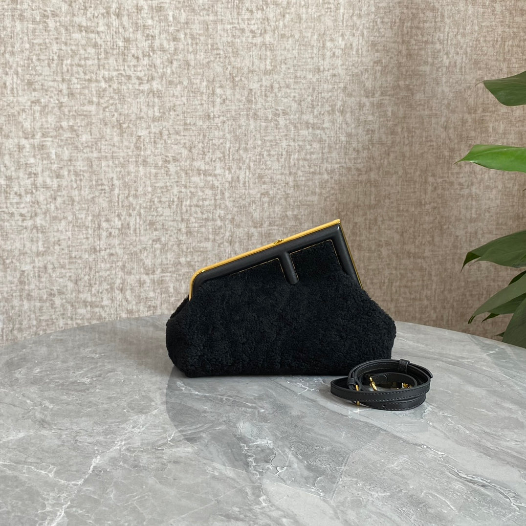Sac FENDI FIRST MINI 26 en laine noire avec détails dorés