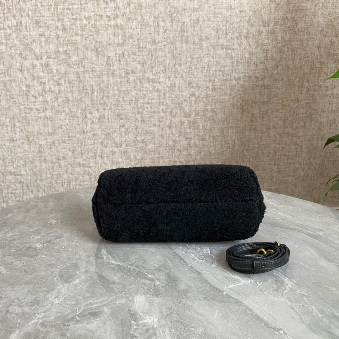 Sac FENDI FIRST MINI 26 en laine noire avec détails dorés