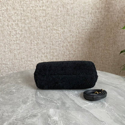 Sac FENDI FIRST MINI 26 en laine noire avec détails dorés