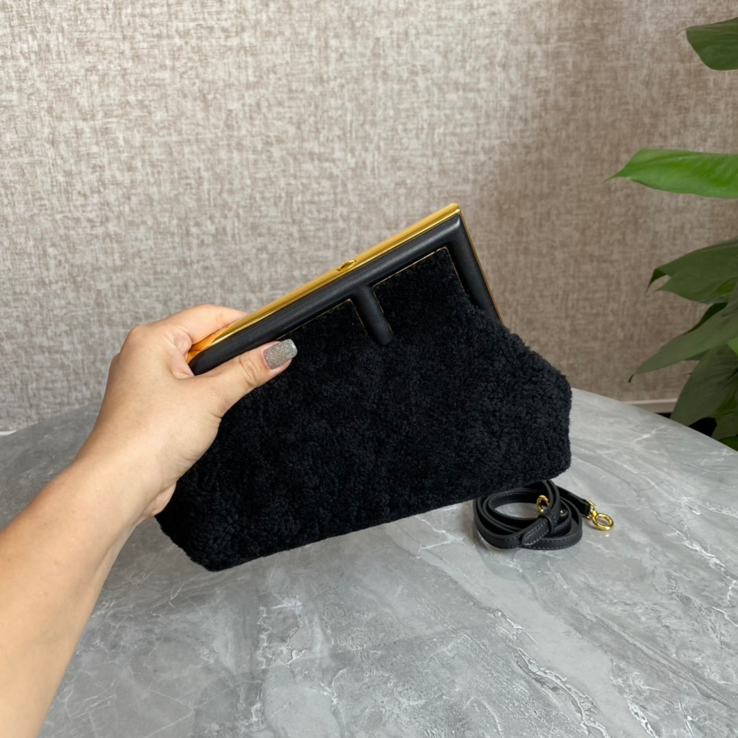 Sac FENDI FIRST MINI 26 en laine noire avec détails dorés