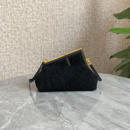 Sac FENDI FIRST MINI 26 en laine noire avec détails dorés
