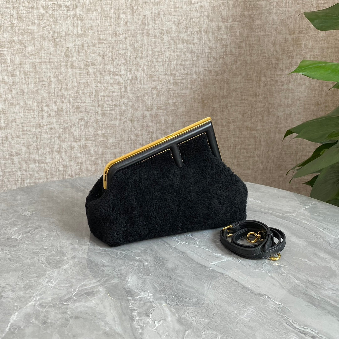 Sac FENDI FIRST MINI 26 en laine noire avec détails dorés