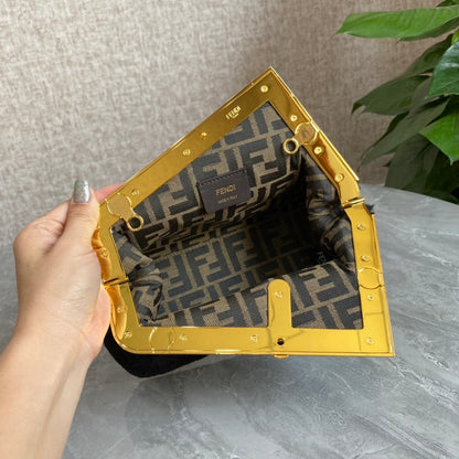 Sac FENDI FIRST MINI 26 en laine noire avec détails dorés