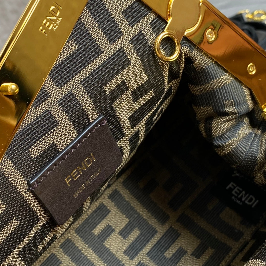 Sac FENDI FIRST MINI 26 en laine noire avec détails dorés