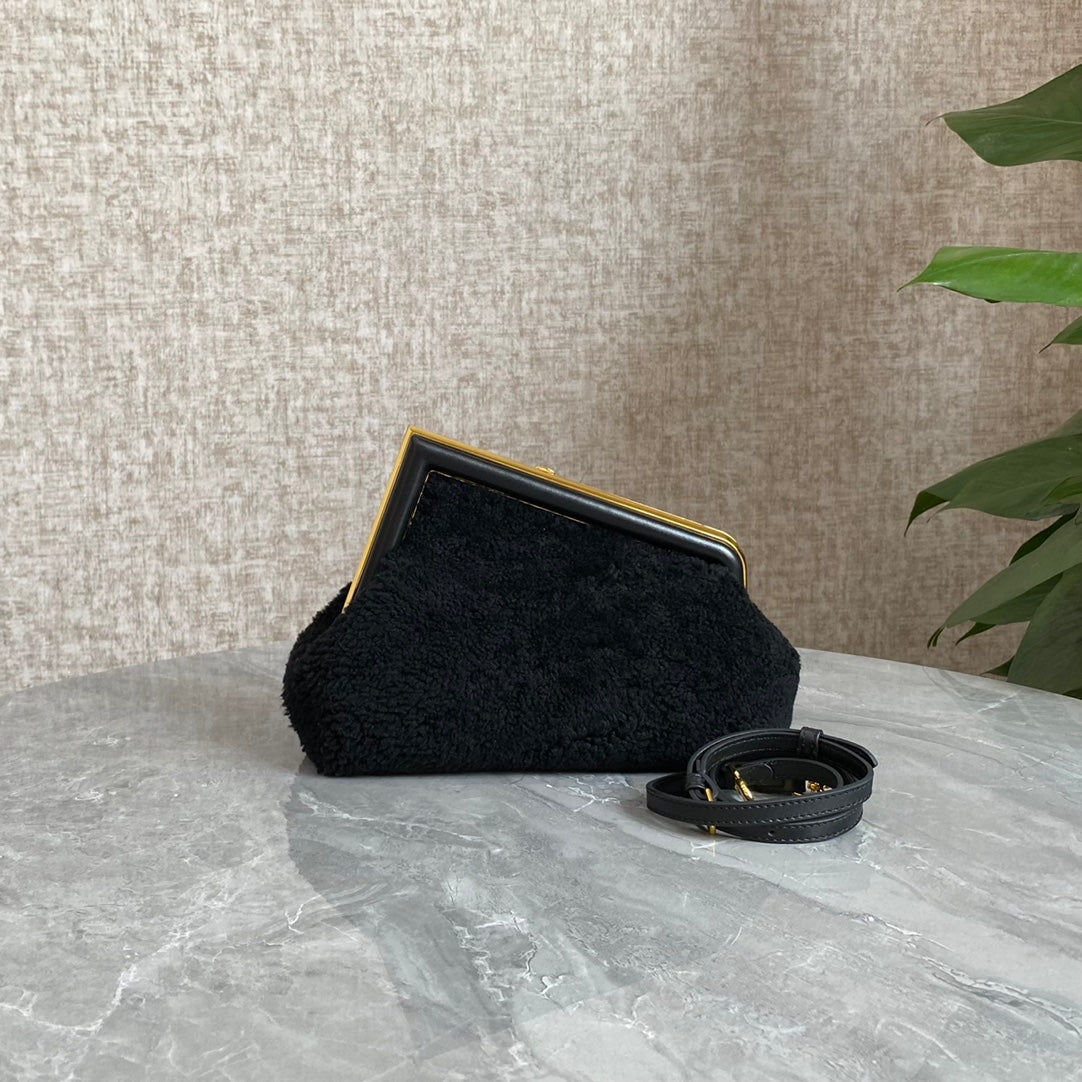 Sac FENDI FIRST MINI 26 en laine noire avec détails dorés