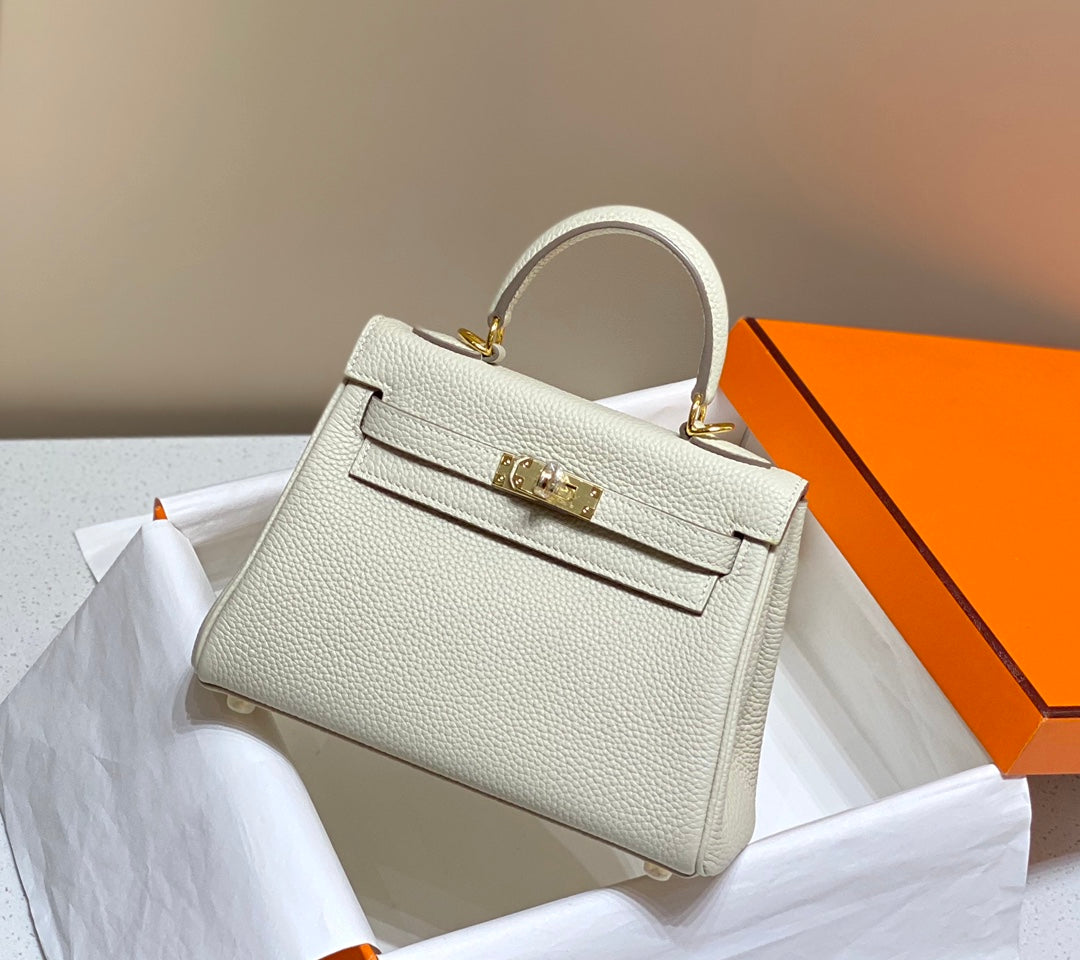 Sac HM Mini Kelly 20 cm en cuir Togo crème avec finitions dorées