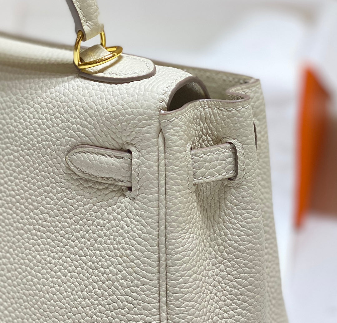 Sac HM Mini Kelly 20 cm en cuir Togo crème avec finitions dorées