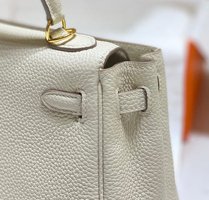 Sac HM Mini Kelly 20 cm en cuir Togo crème avec finitions dorées