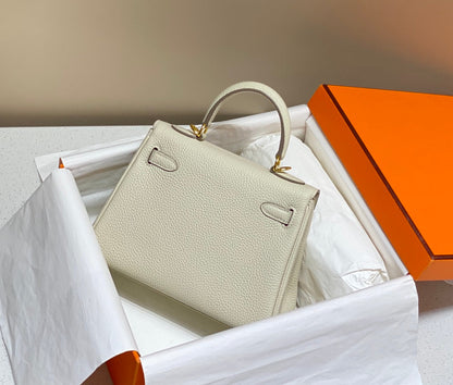 Sac HM Mini Kelly 20 cm en cuir Togo crème avec finitions dorées