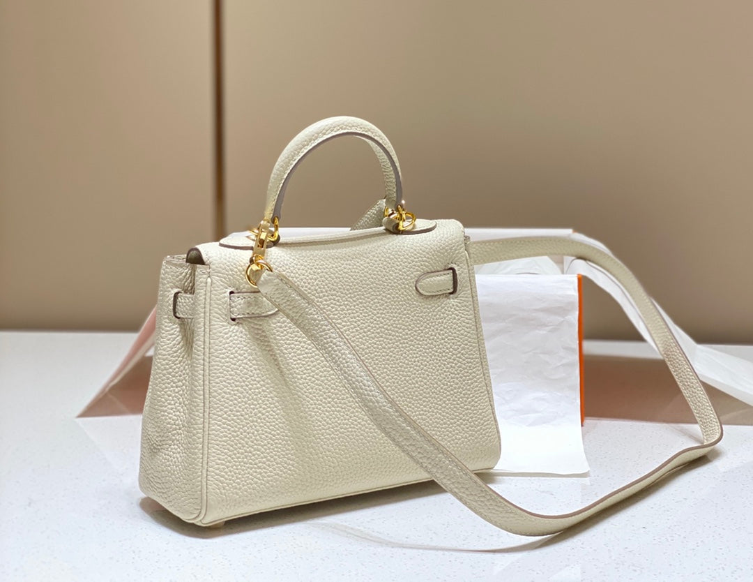 Sac HM Mini Kelly 20 cm en cuir Togo crème avec finitions dorées