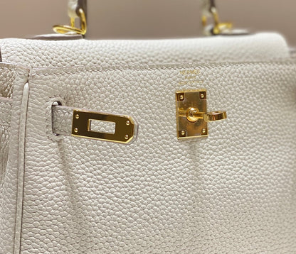 Sac HM Mini Kelly 20 cm en cuir Togo crème avec finitions dorées