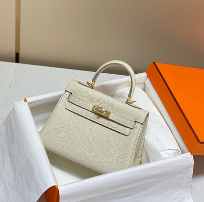 Sac HM Mini Kelly 20 cm en cuir Togo crème avec finitions dorées