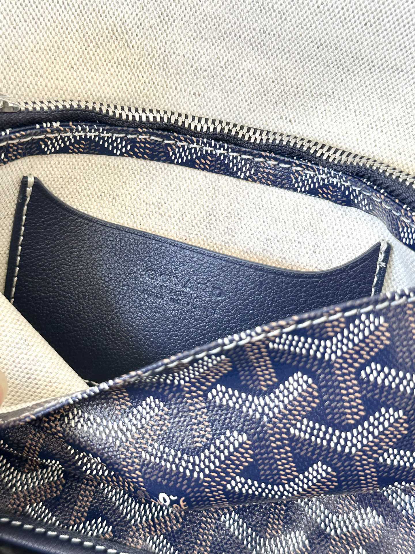 Portefeuille de poche Plumet 20 en toile Goyardine bleu marine et garniture en cuir d'agneau