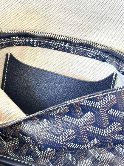 Portefeuille de poche Plumet 20 en toile Goyardine bleu marine et garniture en cuir d'agneau