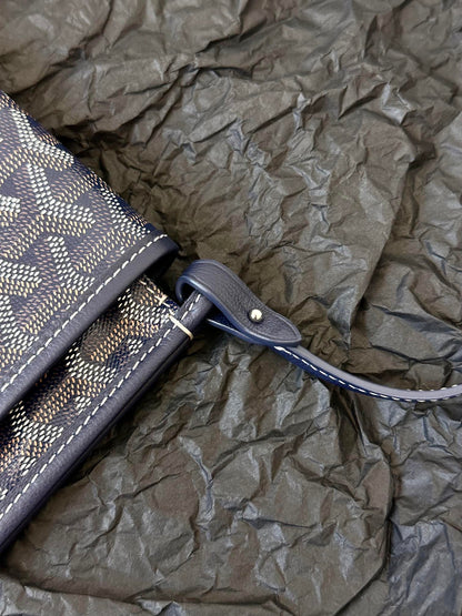 Portefeuille de poche Plumet 20 en toile Goyardine bleu marine et garniture en cuir d'agneau
