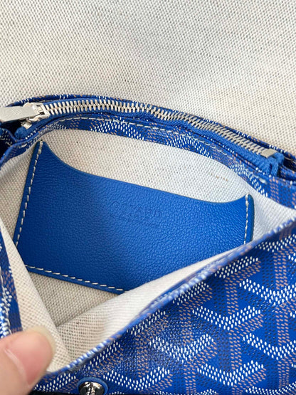 Portefeuille de poche Plumet 20 en toile Goyardine bleu saphir et garniture en cuir d'agneau