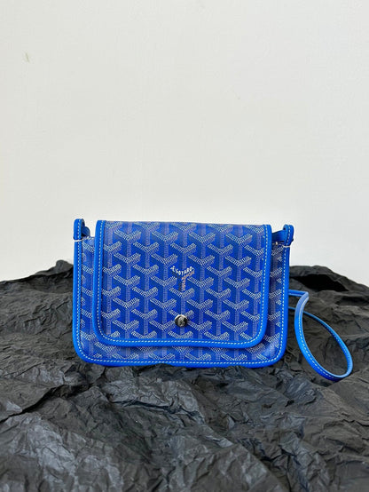 Portefeuille de poche Plumet 20 en toile Goyardine bleu saphir et garniture en cuir d'agneau