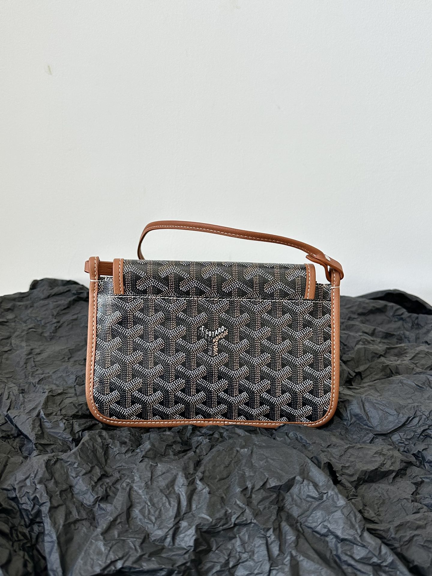 PORTEFEUILLE PLUMET POCKET 20 EN TOILE GOYARDINE NOIRE ET GARNITURE D'AGNEAU TAN