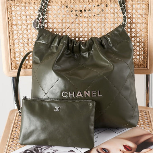 Sac hobo cc 22 en cuir de veau olive et accessoires argentés