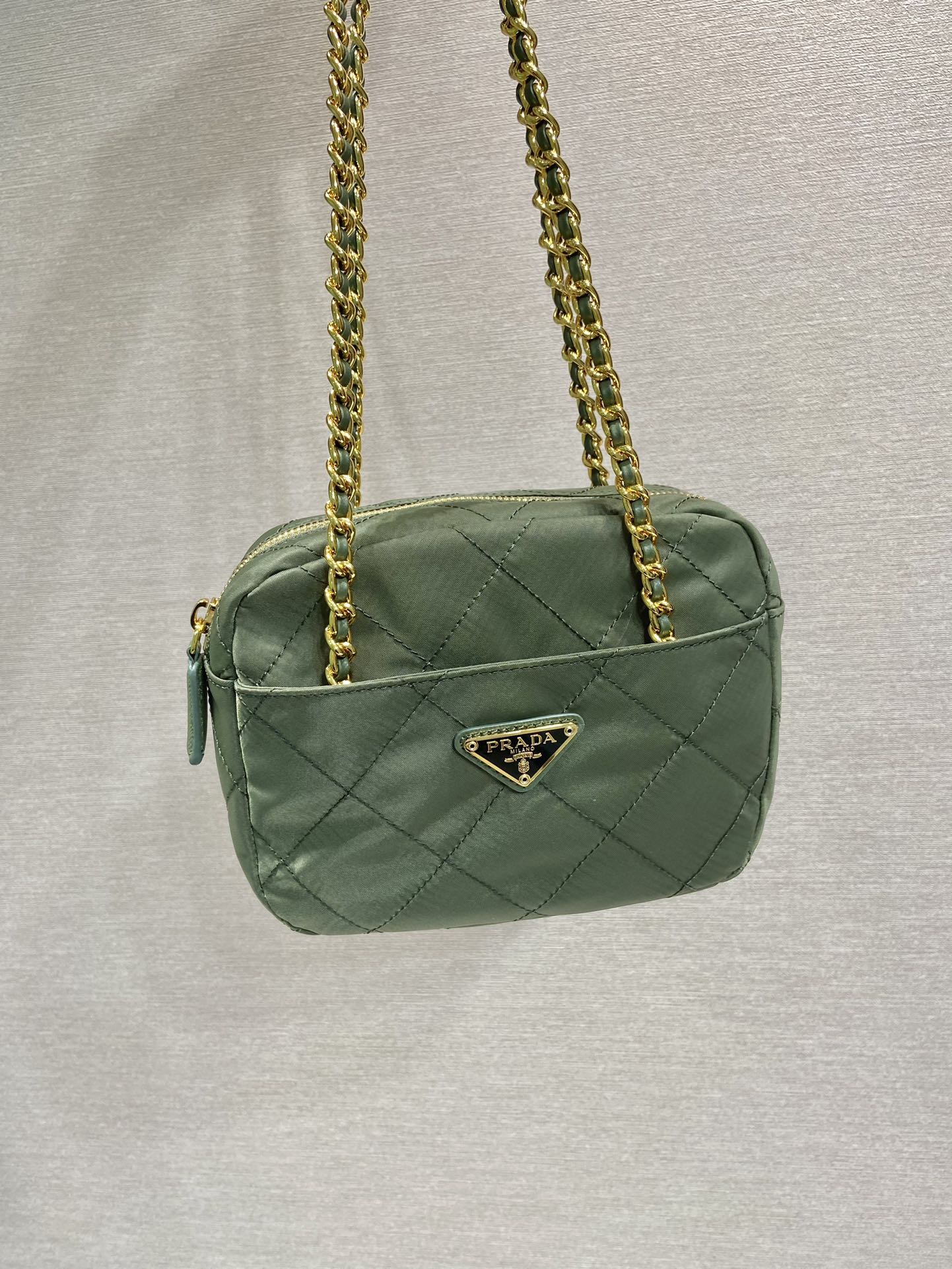 SAC HOBO MATELASSÉ 19 EN VERT CORNICHON NYLON FAIT MAIN QUINCAILLERIE DORÉ